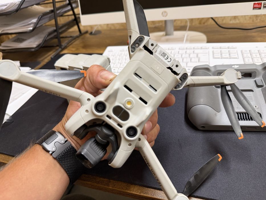 DJI Mini 4 Pro Fly More Combo – Acidentado / Para Peças