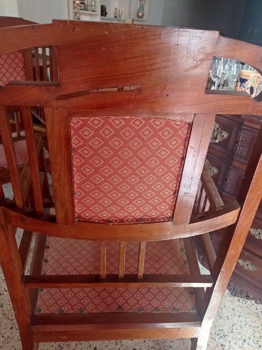 Conjunto de duas cadeiras muito antigas