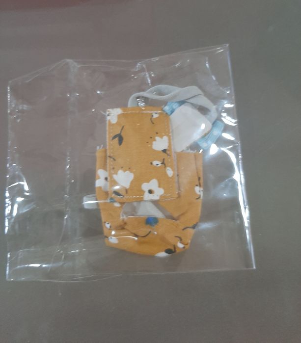 Poleiro e 2 fraldas dá  para agaponis e periquitos  é  lavável