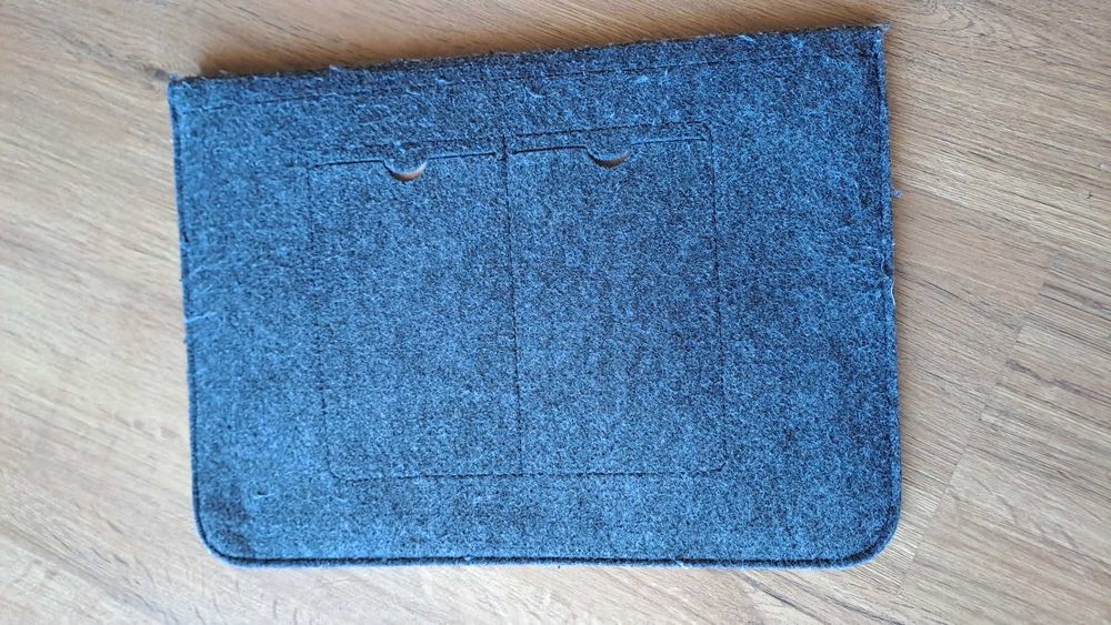 Capa para portátil em feltro cinzento