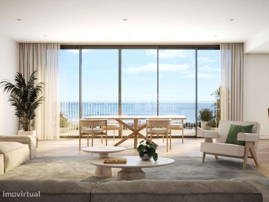 Apartamento T3 com terraço e estacionamento em Carcavelos