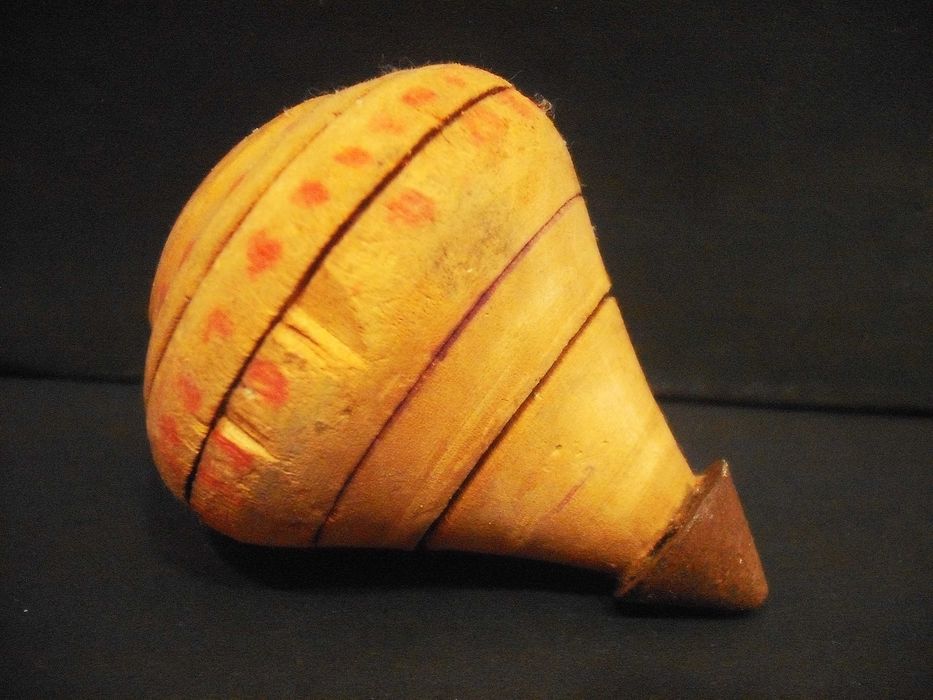 Vintage wooden spinning top - used - 1950s/1960s