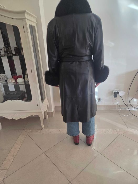 Casaco comprido de Senhora, cabedal fino, punhos e gola em pelo