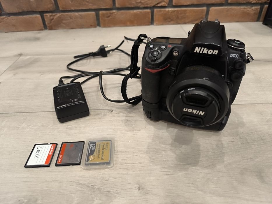 Nikon D700, Komplet Grip, karty, 2 Baterie, Obiektyw