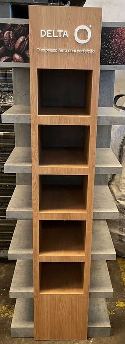 Expositor de Loja/Café Delta Q em madeira + acabamento em cimento