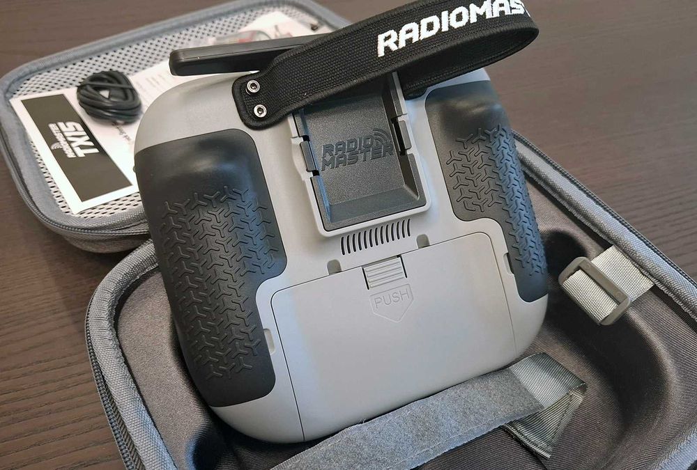 RadioMaster TX15 16 Canais ELRS + 2 Baterias 3200mAh 3.7V 18650