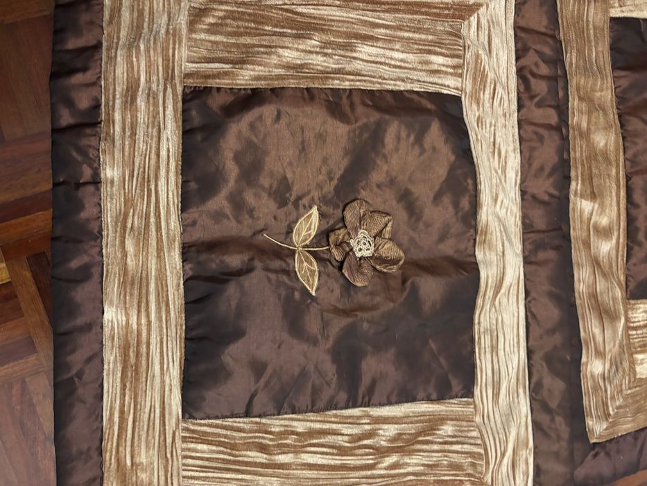 Colcha de casal com almofadas