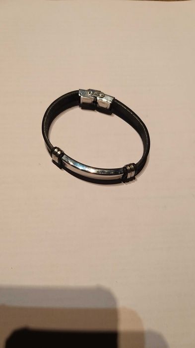 pulseira em stainless steel e couro com placa