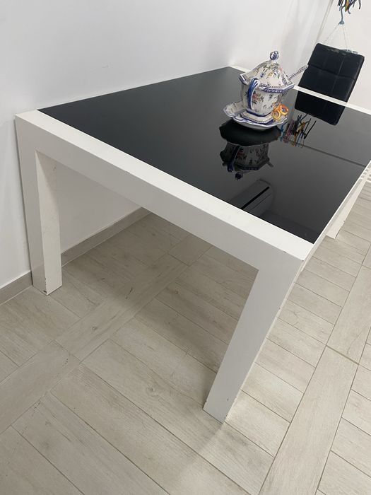 Mesa lacada branco com vidro preto