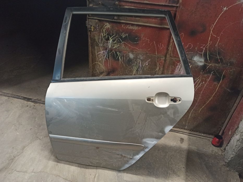 Toyota Corolla verso дверь