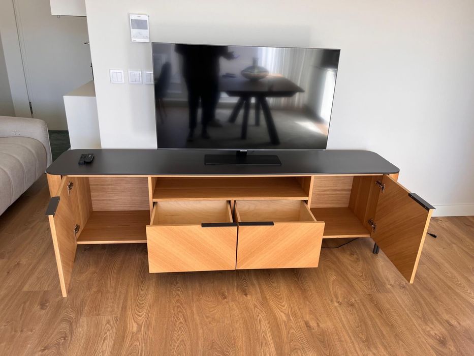 Móvel de TV com design minimalista