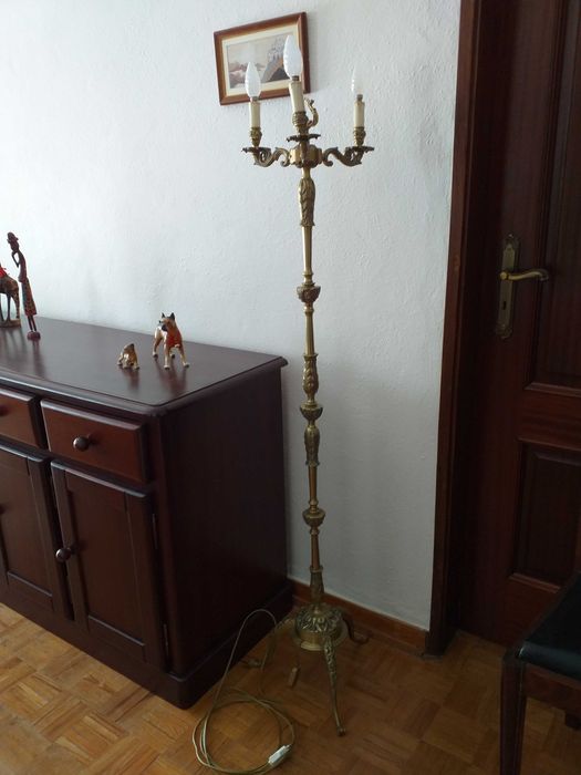 Candeeiro de pé alto