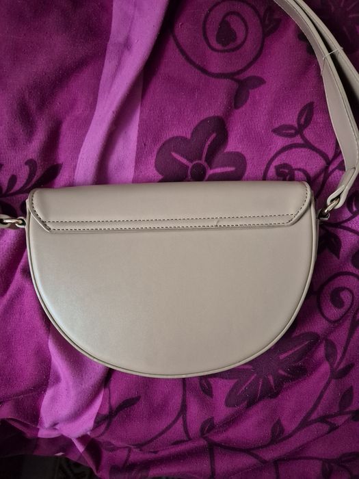 Beżowa torebka crossbody listonoszka nerka