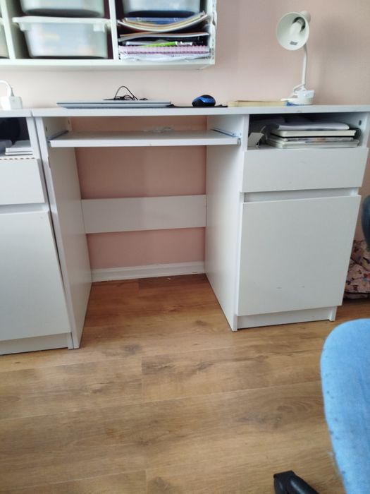 Dwa biurka i dwa krzesła obrotowe