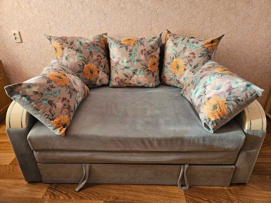 Диван розкладний із великим спальним місцем