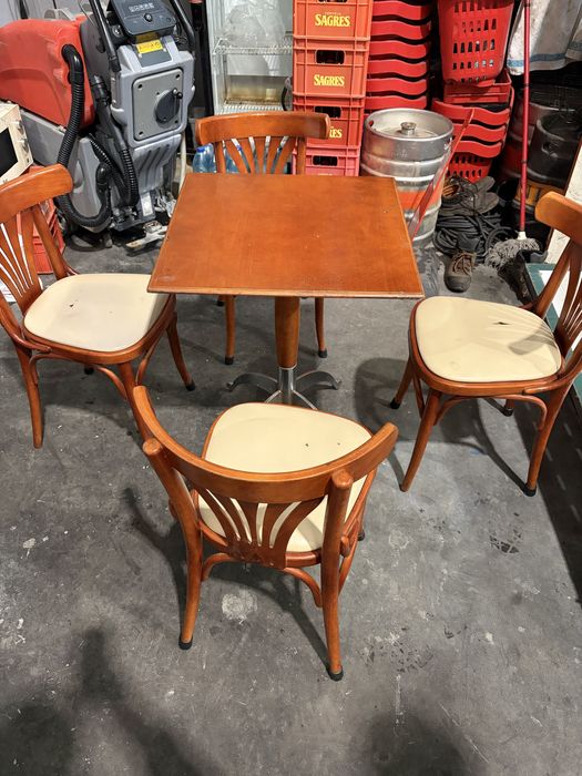Mesas e cadeiras