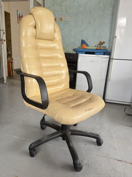 Продам крісло офісне