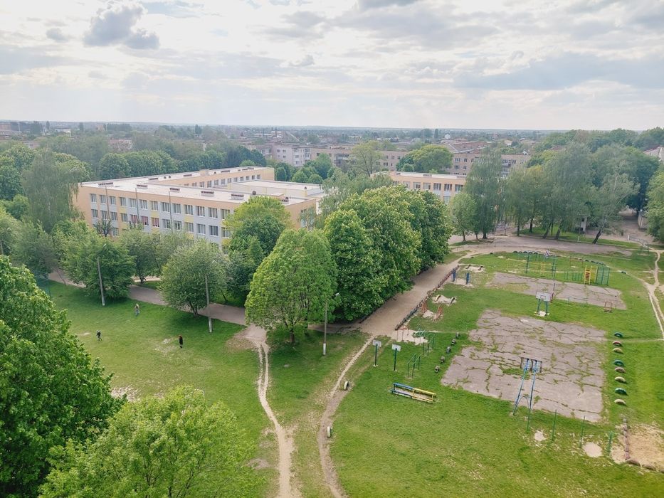 Продаж чотирьохкімнатної квартири.