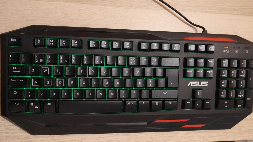 Teclado Gaming ASUS Sagaris GK100 Mecânico — PT — Preto