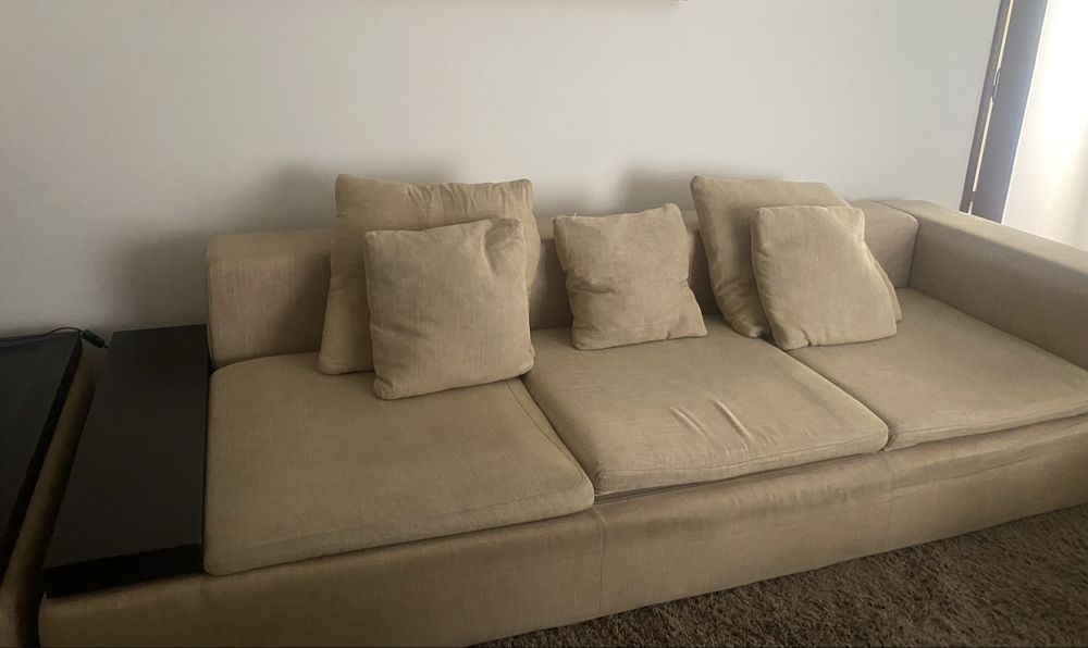 Sofá com almofadas e mesa de apoio