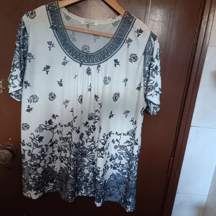 Diversas blusas para senhora