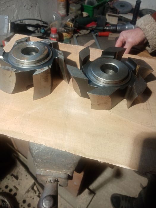 Продам фрези. б/в.ціна договірна.