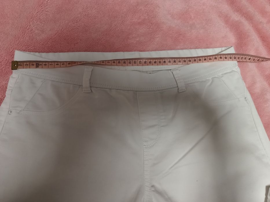 Białe spodnie 3/4 Clockhouse 40