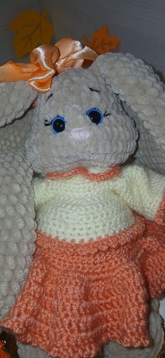 Іграшка зайчик ручної роботи з плюшевої пряжі для дітей