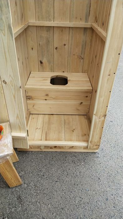 Деревянный садовый туалет