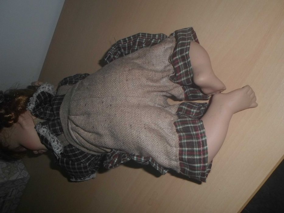 boneca em loiça porcelana deitada muito bonita