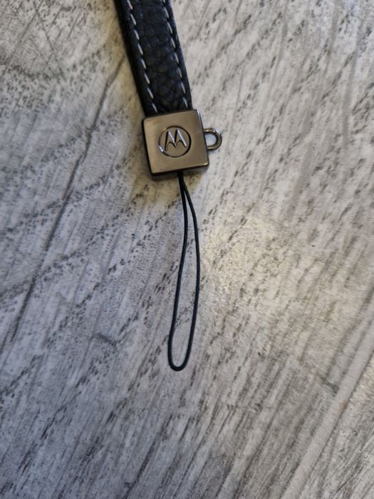 Czarna nowa zawieszka do telefonu marki Motorola logo