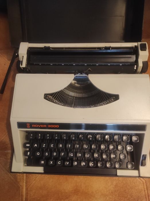Máquina de escrever Azert 3000 vintage.