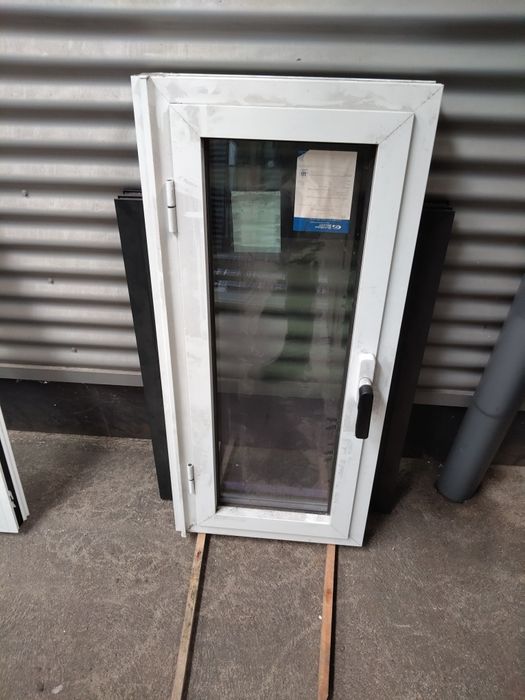 Duas janelas basculantes em alumínio branco
