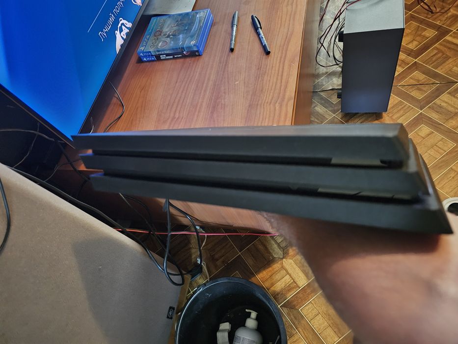 Продам ps4 pro 1Tb 7216, 2 джойстика коробка play station 4 pro