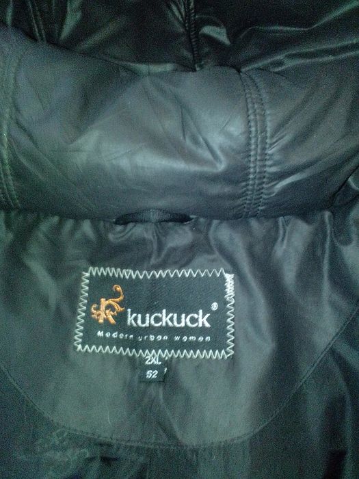 Два жіночих пальто