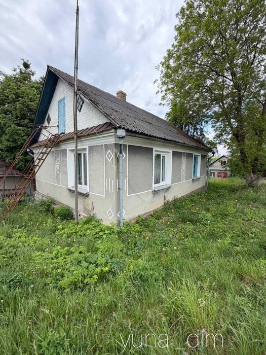 Продаж будинку з хорошим розташуванням