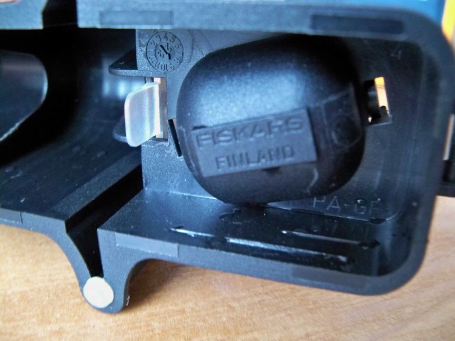 Ostrzałka do noży ceramiczna Fiskars Roll Sharp rolkowa +GRATIS Osełka