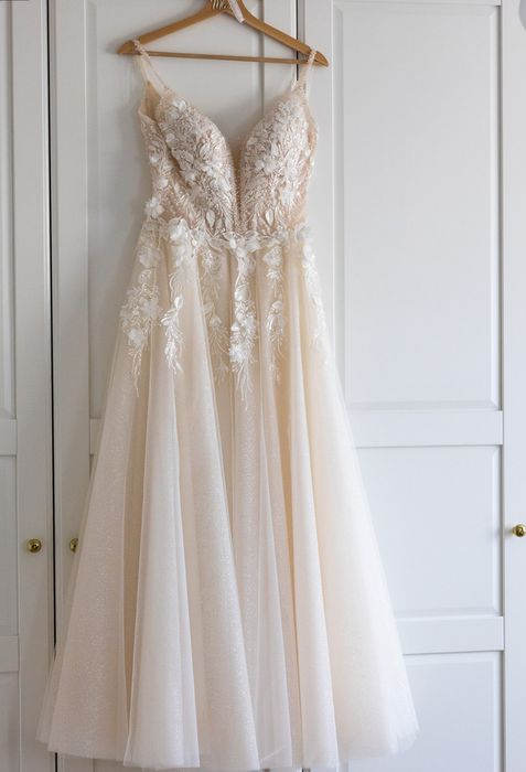 Suknia ślubna zdobiona kwiatami 3 D