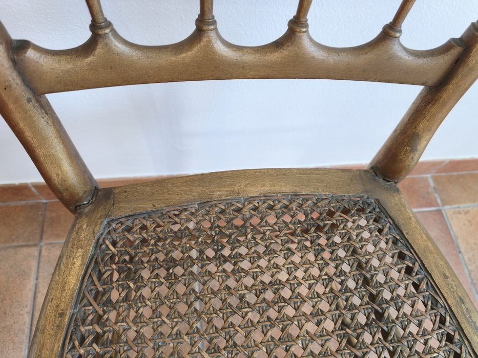 2 Cadeiras douradas com assento de palhinha