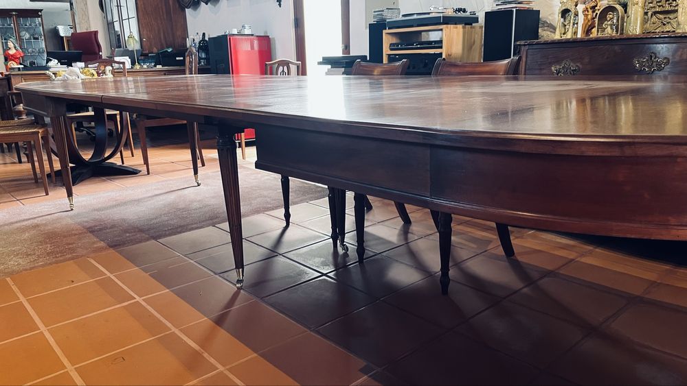 Mesa de jantar antiga, possilvelmente de origem ingles