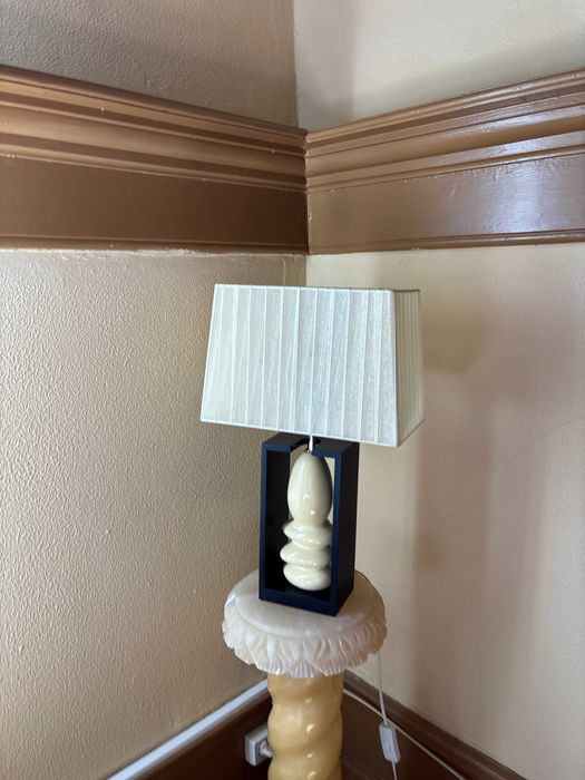 Candeeiro de mesa moderno.