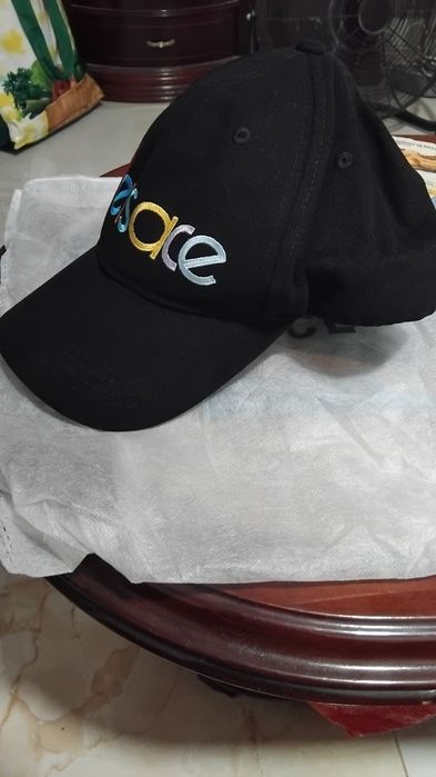 Bone da marca versace