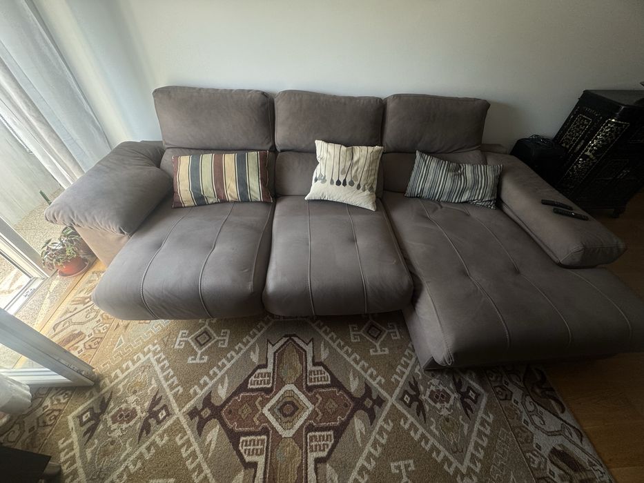 Sofa com chaise Long  300 cm por 160 cm com encostos cabeça regulaveis