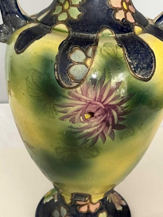 Stary ceramiczny dzban ręcznie malowany kwiaty