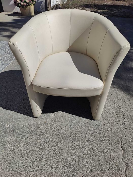 Cadeira branca em pele