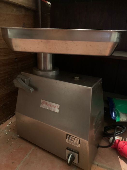 Máquina de picar carne ( negociável)