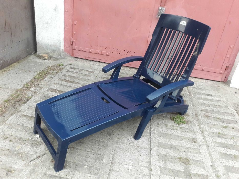 Ładny duży leżak.