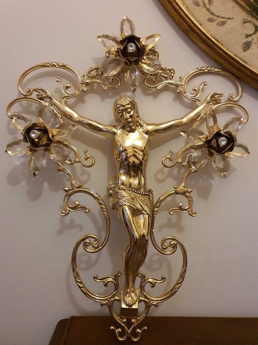 Mosiężny krzyż zdobiony kryształami.