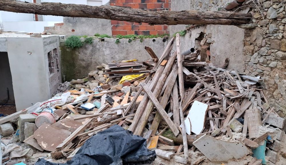 CARRINHAS DE CAIXA FECHADA p/todo o tipo de entulho e resíduos de obra