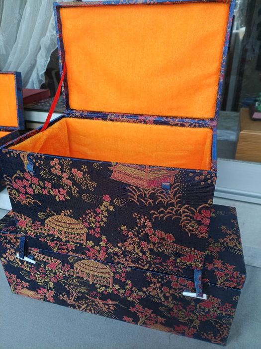 Três caixas forradas com tecido Oriental